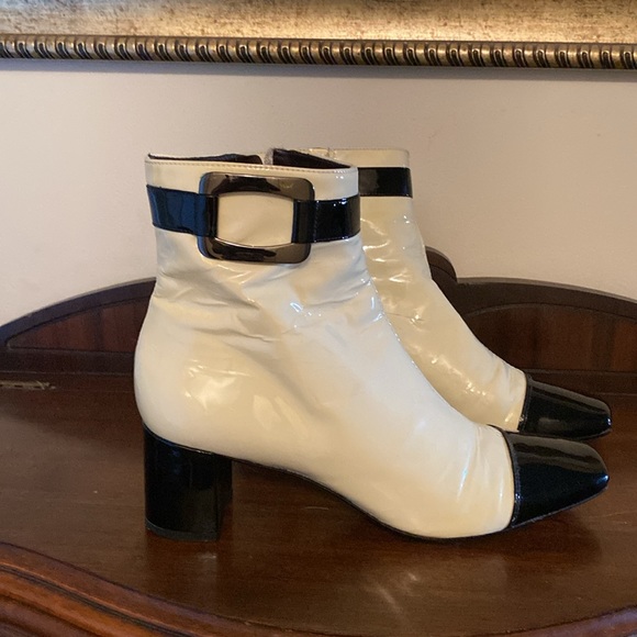 These beauties are for my VINTAGE LOVERS!! Absolutely my favorite style of boots - Picture 10 of 12